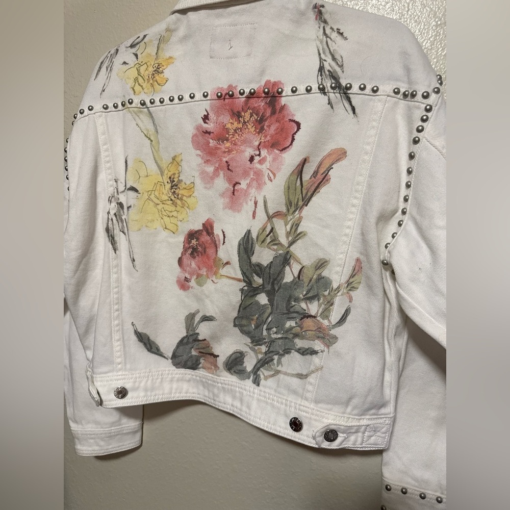 GUESS Clara Studded White Denim Jacket – Floral Back | Size M | NWT - Picture 4 of 4